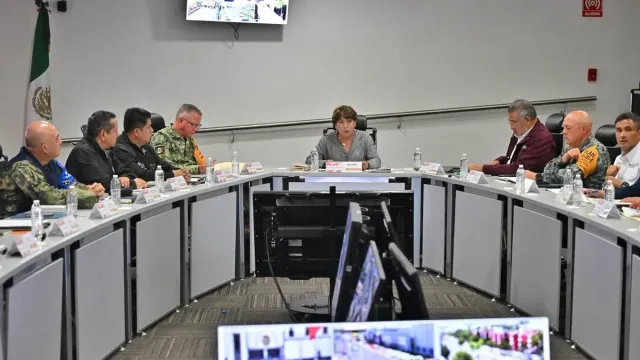 Autoridades durante la reunión de evaluación del simulacro en el C5 de Ecatepec