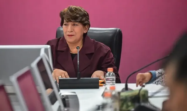 Gobernadora del Estado de México durante una reunión de seguridad con mandos militares y policiacos