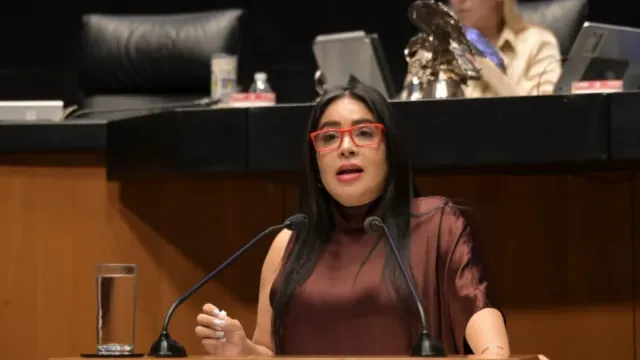 Diputada Yoloczin Domínguez en tribuna durante sesión de la Comisión Permanente