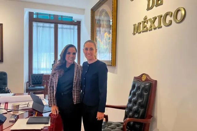 Playas del Caribe Mexicano con presencia de sargazo y personal de limpieza
