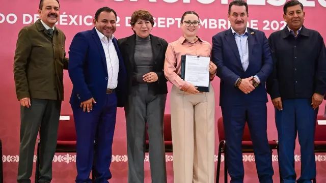 Docentes durante la entrega de basificaciones en Zinacantepec