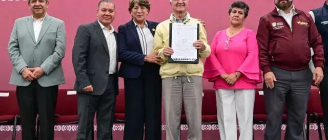 Entrega de títulos de propiedad a familias en Toluca, Estado de México