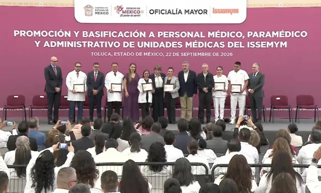 Personal médico y administrativo durante un acto oficial en Toluca
