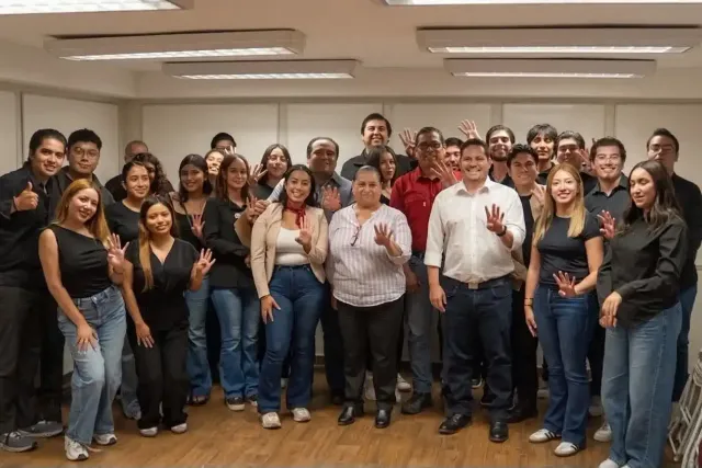 Jóvenes reunidos en un salón durante la evaluación de la escuela de capacitación política