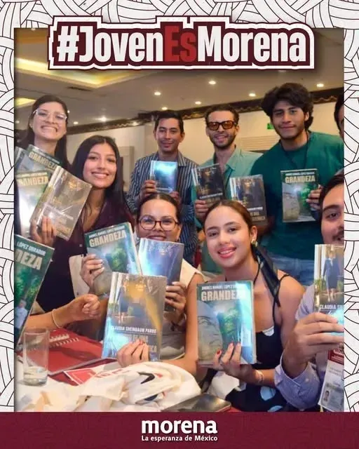 Jóvenes de Morena reunidos en un campamento de formación política