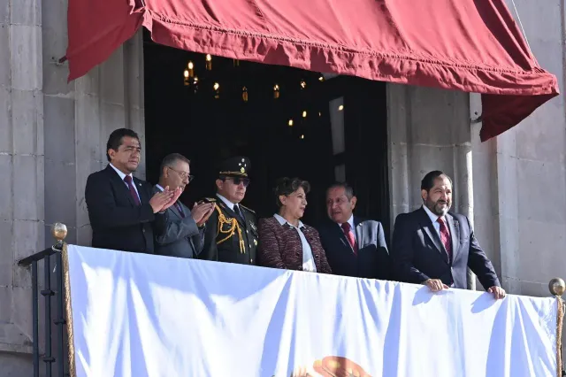 Legisladores y autoridades estatales durante el desfile conmemorativo en Toluca