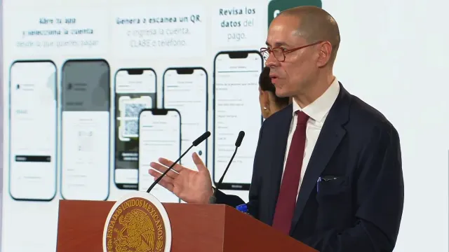 Personas usando un teléfono celular para realizar un pago digital en un comercio