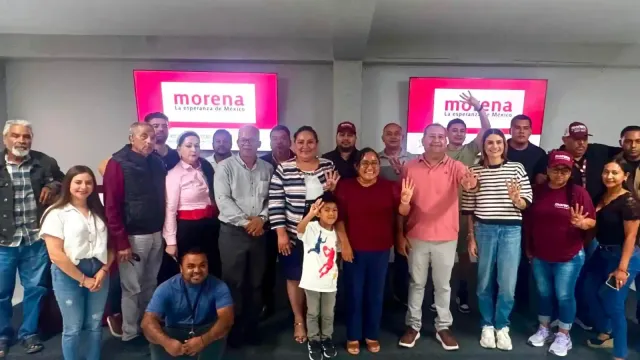 Personas reunidas en un salón durante un evento de Morena en Playas de Rosarito
