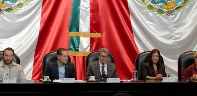 Estudiantes y legisladores durante la inauguración del modelo parlamentario universitario