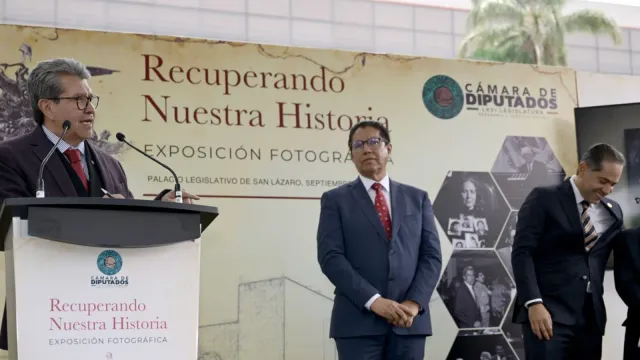 Personas observan fotografías históricas en la exposición del Palacio Legislativo