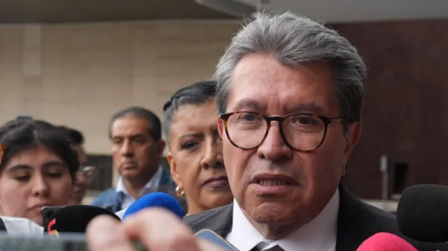 Ricardo Monreal durante un encuentro con representantes de medios de comunicación
