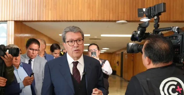 Ricardo Monreal durante una entrevista con medios en San Lázaro