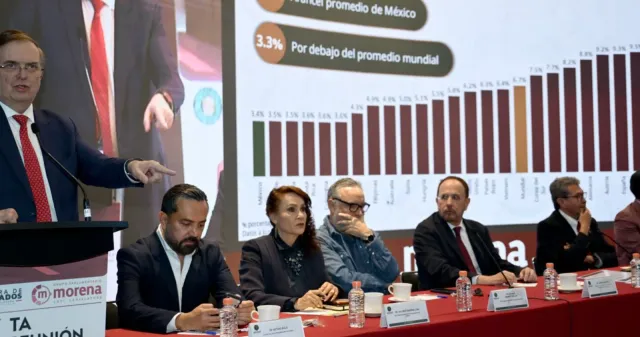 Ricardo Monreal y Marcelo Ebrard durante la Quinta Reunión Plenaria de Morena