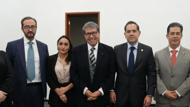Legisladores y productores avícolas durante un foro en la Cámara de Diputados
