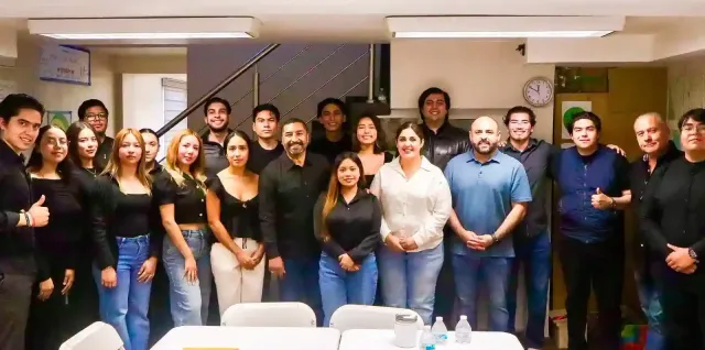 Jóvenes militantes durante una actividad de formación política en Baja California