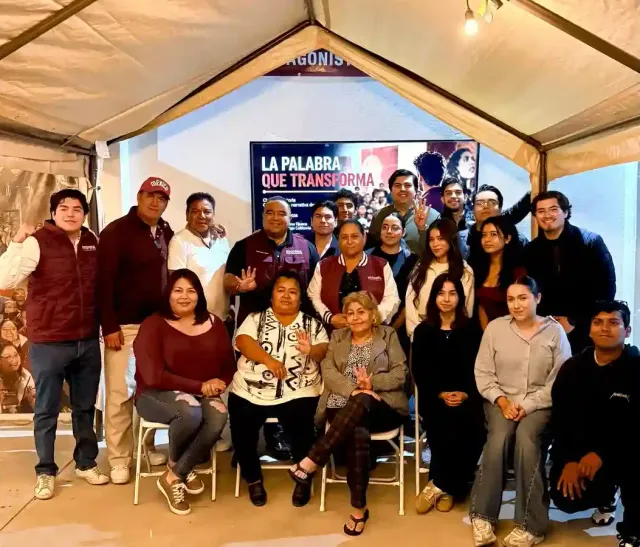 Personas participando en una sesión del Club de Oratoria de Morena en Baja California