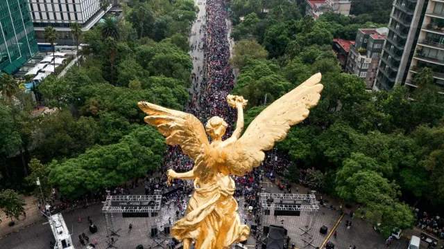 Personas con banderas de México durante un evento multitudinario en la Ciudad de México