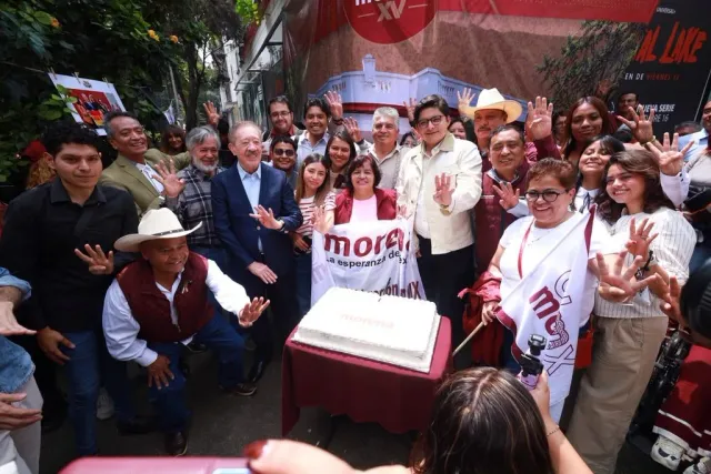 Militantes de Morena durante un acto conmemorativo en la Ciudad de México