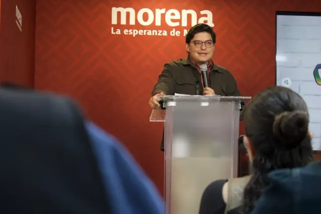 Personas consultando documentos durante una actividad informativa en la Ciudad de México