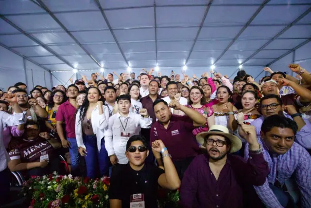 Jóvenes reunidos en el campamento nacional de Morena en Palenque, Chiapas