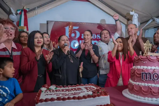 Militantes de Morena durante la celebración del 15 aniversario del partido en Baja California