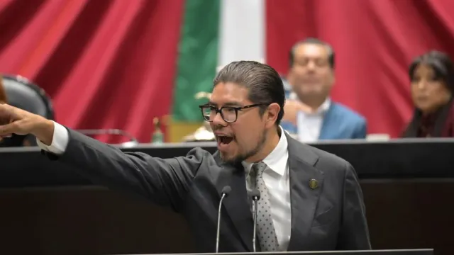 Diputado Gilberto Herrera durante su intervención en la tribuna de la Cámara de Diputados