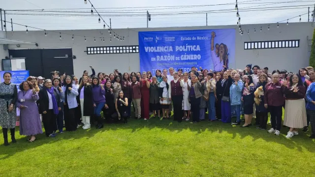 Mujeres reunidas en un taller de Morena en Toluca