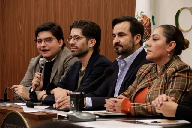 Diputados en conferencia de prensa en el Congreso de la Ciudad de México