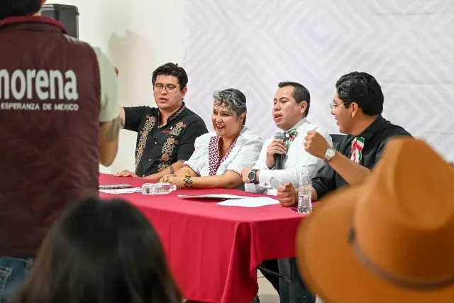 Jóvenes reunidos durante una asamblea partidista en el Estado de México