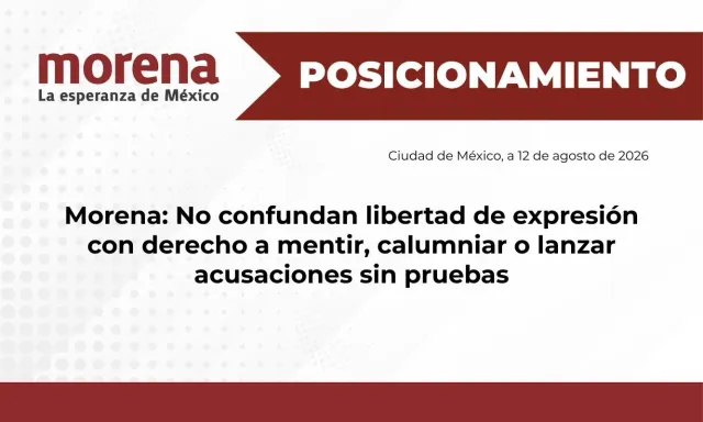 Logotipo de Morena en un atril durante una conferencia