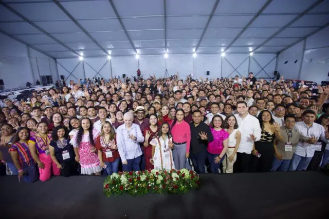 Jóvenes reunidos en el campamento nacional de Morena en Palenque, Chiapas