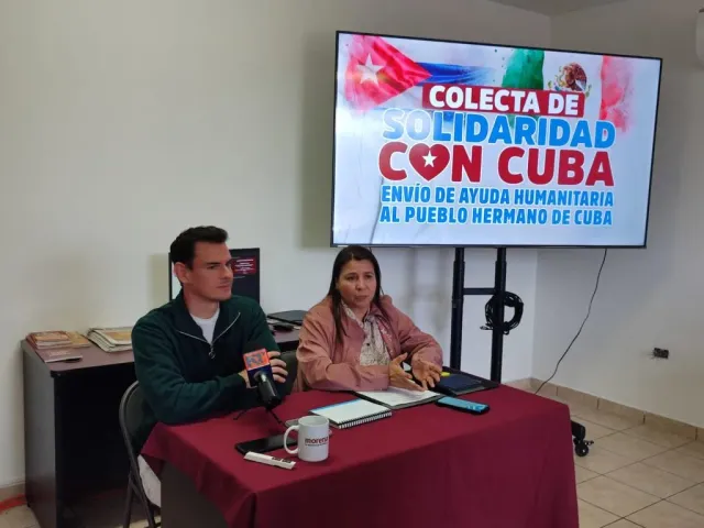 Personas donando productos en un centro de acopio de Morena Sonora