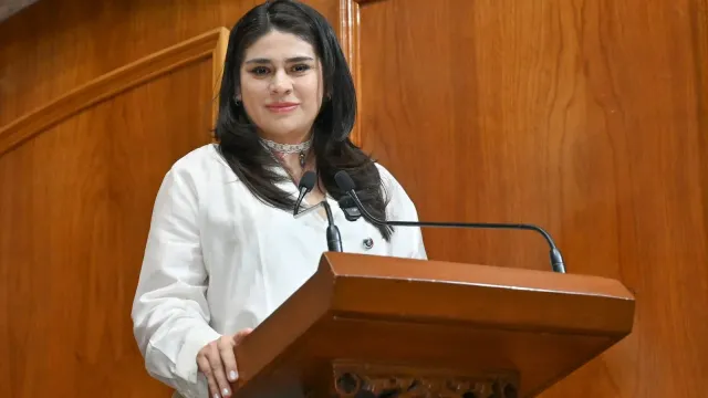 Legisladora durante una sesión en el Congreso del Estado de México