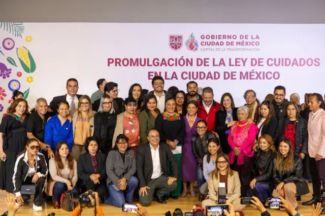 Personas durante la promulgación de la Ley del Sistema Público de Cuidados en la Ciudad de México