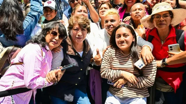 Personas caminando frente a un edificio de gobierno en el Estado de México
