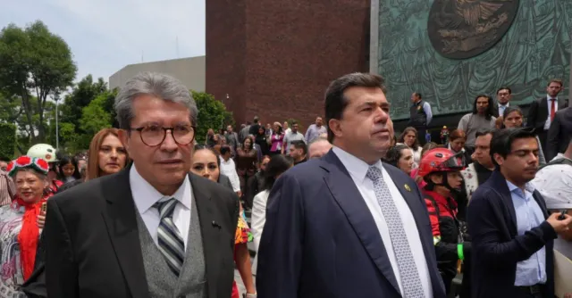 Personas evacuando el Palacio Legislativo de San Lázaro durante un simulacro de sismo