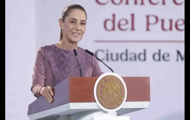 Productores de aguacate durante la firma de acuerdos con la presidenta