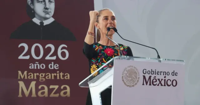Asamblea política en Pachuca con vallas metálicas y asistentes
