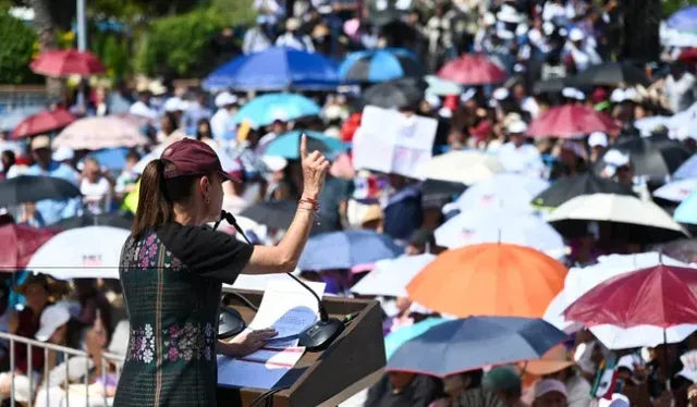 Personas reunidas en la Plaza de la Reforma durante un acto público en La Paz