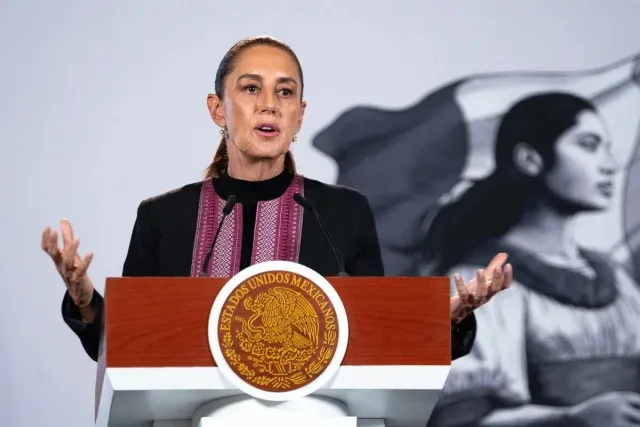 La presidenta Claudia Sheinbaum durante el Desfile Cívico-Militar en el Zócalo capitalino