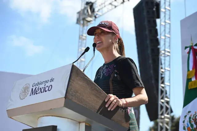 Presidenta Claudia Sheinbaum durante un acto público en La Paz, Baja California Sur
