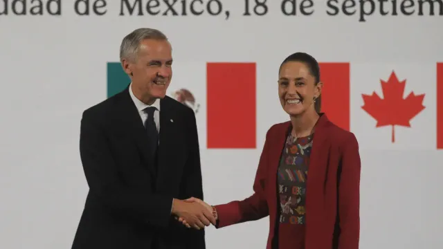 Claudia Sheinbaum y Mark Carney durante una llamada telefónica