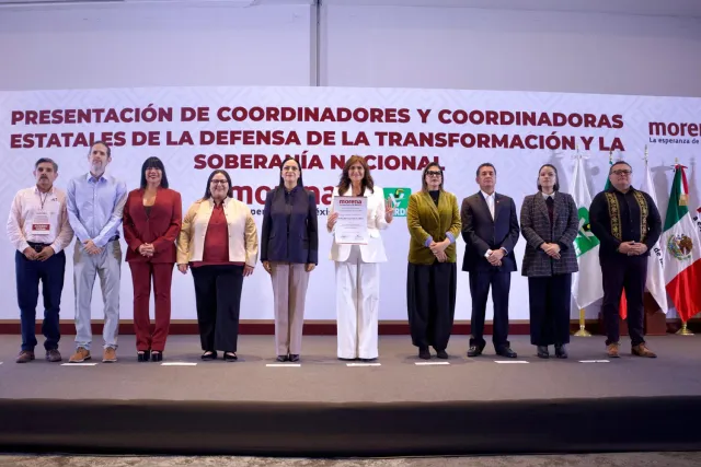 Nora Ruvalcaba Gámez acompañada por integrantes de Morena durante su presentación como coordinadora estatal en Aguascalientes.