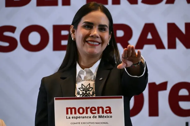 Rosi Bayardo sostiene su nombramiento como coordinadora estatal de Morena en Colima durante un acto del Comité Ejecutivo Nacional.